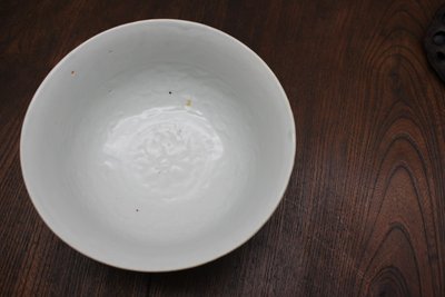 卵白釉印纹大碗