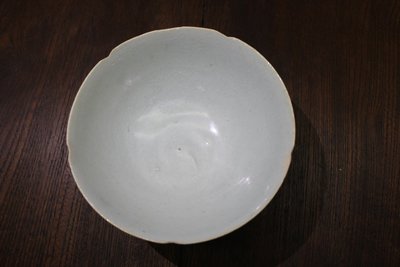 青釉高足花口盏