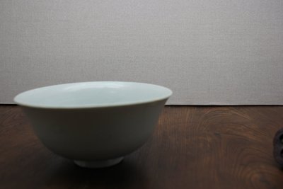 卵白釉印纹大碗