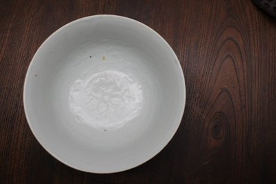 卵白釉印纹大碗