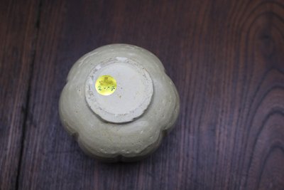 青白釉花瓜楞罐