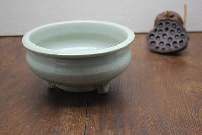 青釉刻花三足炉