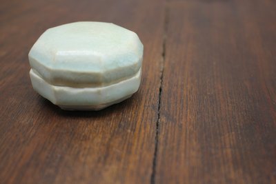 湖田影青釉带款粉盒