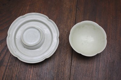 影青釉花扣盏托套