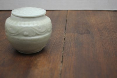 青白釉模印如意纹盖罐