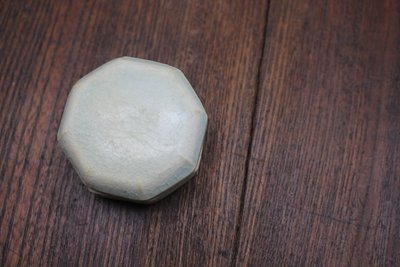 湖田影青釉带款粉盒