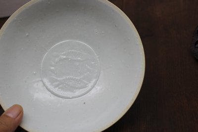 青白釉双鱼六出筋碗